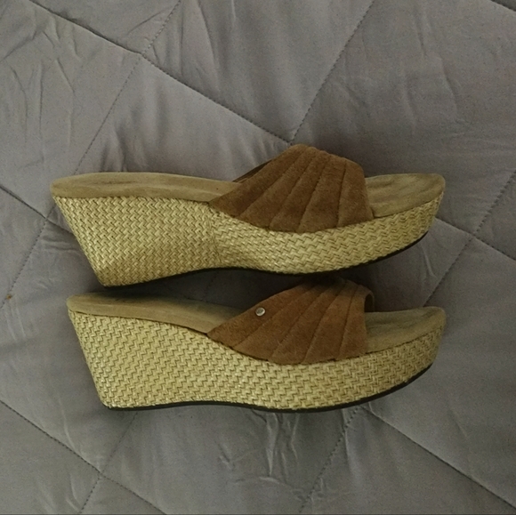 UGG slides Sz 8 - Picture 2 of 6